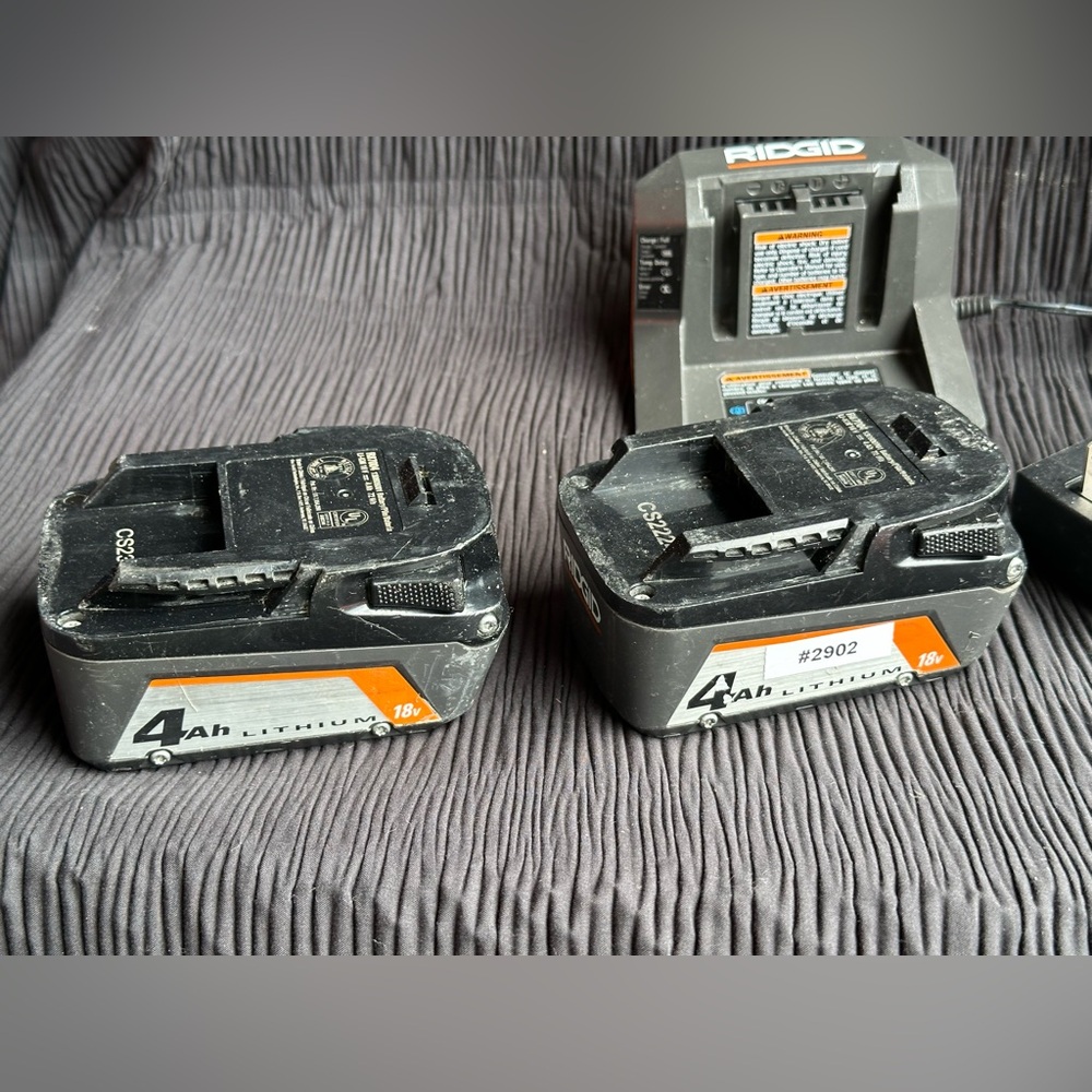 #2902 Ridgid 18V Lithium-Ion 4.0Ah Battery PACK OF 2 W/ Charger